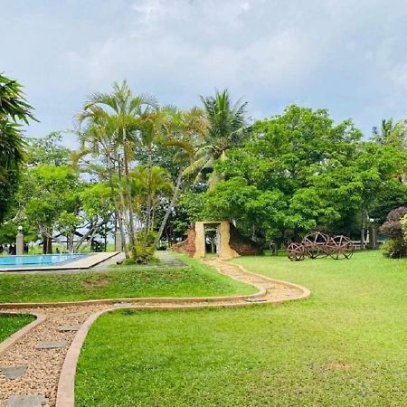 Dampe Resort Piliyandala Buitenkant foto