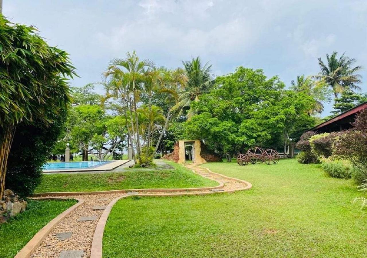 Dampe Resort Piliyandala Buitenkant foto