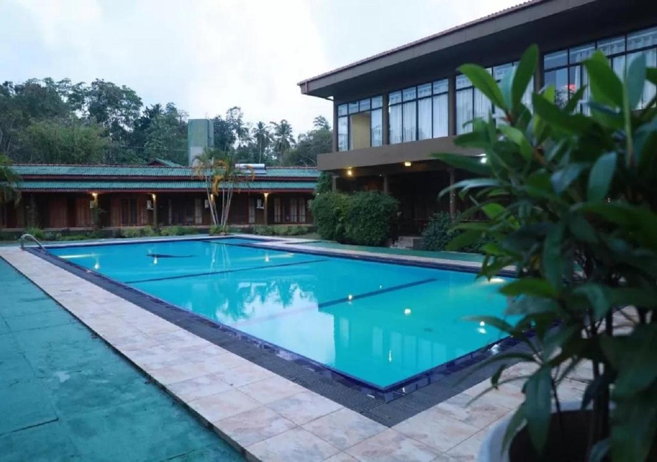 Dampe Resort Piliyandala Buitenkant foto